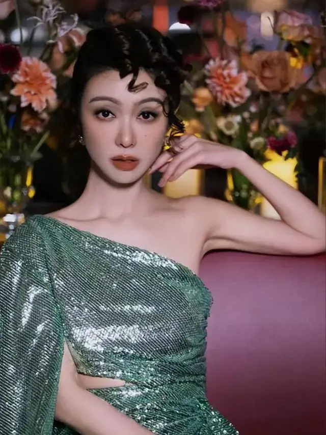 薛凯琪火锅店偶遇,红背心凸显青春活力