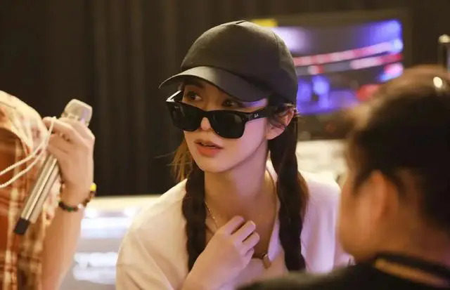 薛凯琪火锅店偶遇,红背心凸显青春活力