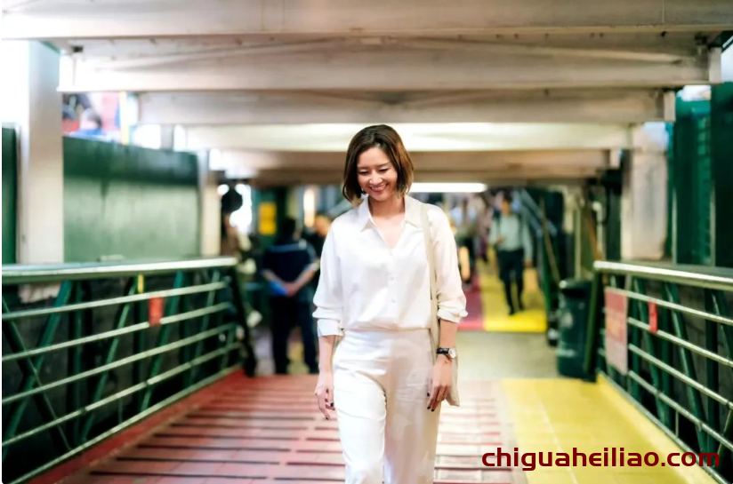 李娜退役后更显优雅,V领衬衫穿出女神范