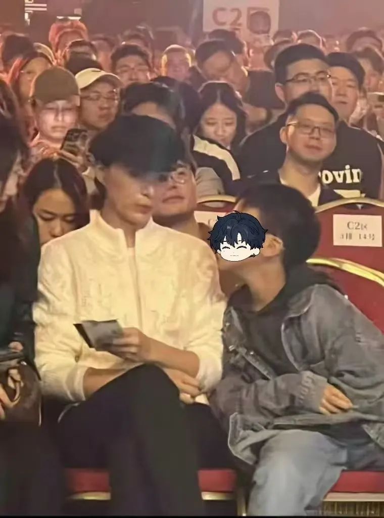 董卿儿子首曝光，与母亲董卿共赏刘谦