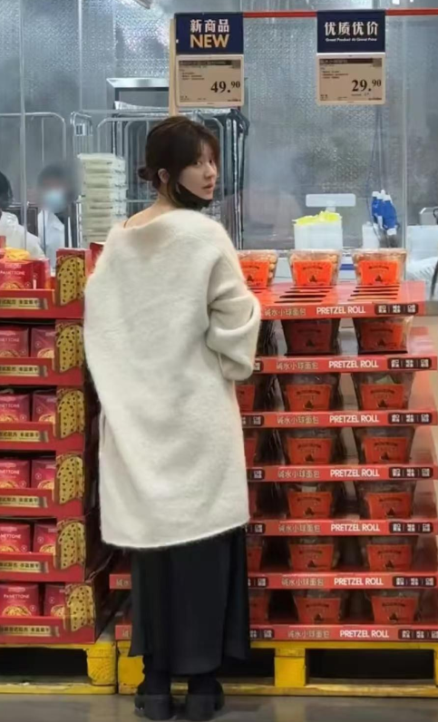 赵露思超市购物，马尾造型清新脱俗
