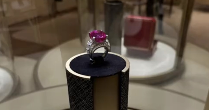 48岁李湘时尚穿搭,减龄效果令人称羡