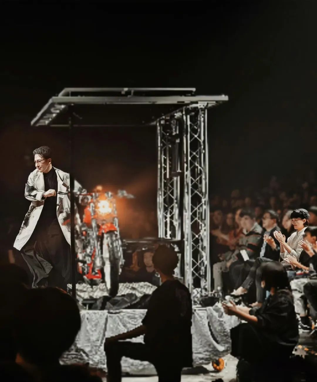 董卿儿子首曝光，与母亲董卿共赏刘谦