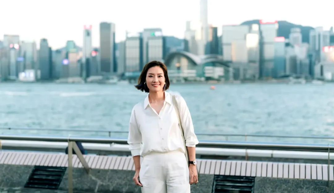 李娜退役后更显优雅,V领衬衫穿出女神范