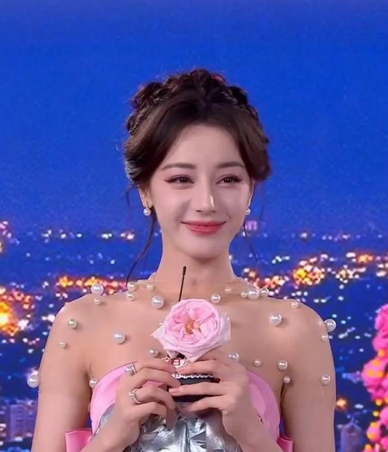 迪丽热巴高定造型受批评，颜值撑起场面