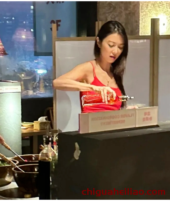 薛凯琪火锅店偶遇,红背心凸显青春活力