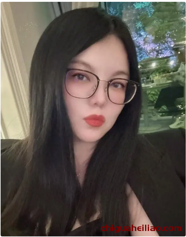 48岁李湘时尚穿搭,减龄效果令人称羡