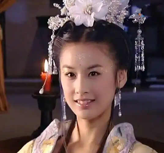 黄圣依旧照美如画，与刘亦菲相似度爆表