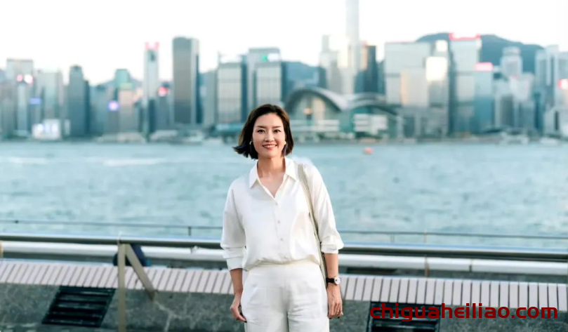 李娜退役后更显优雅,V领衬衫穿出女神范