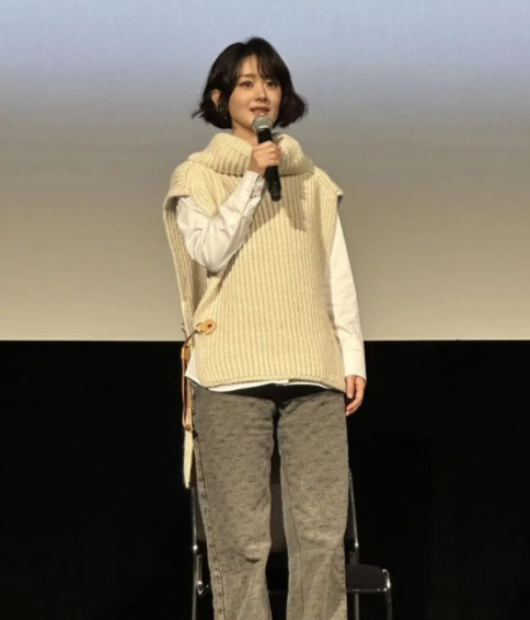 赵丽颖短发时尚：37岁依旧如少女般动人