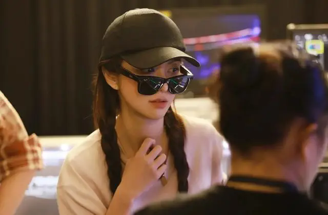 薛凯琪火锅店偶遇,红背心凸显青春活力