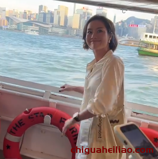 李娜退役后更显优雅,V领衬衫穿出女神范