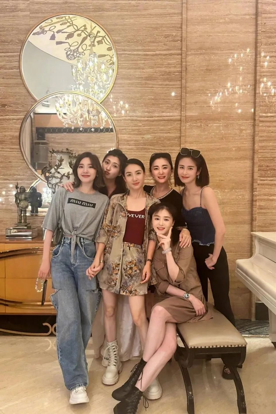 蒋欣瘦身后线条迷人,41岁依旧青春靓丽