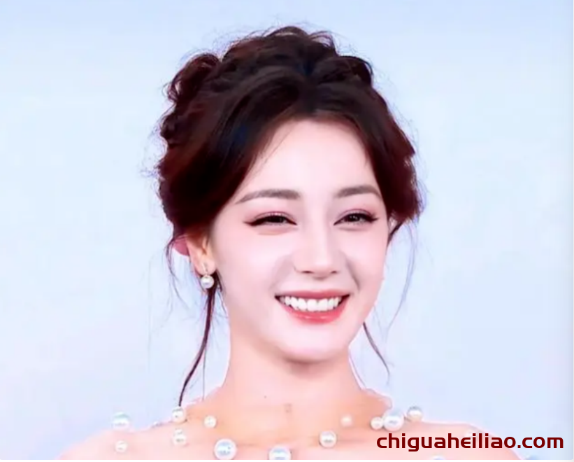 迪丽热巴高定造型受批评,颜值撑起场面