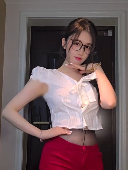 轩子巨2兔做客户外主播直播间,称自己虽不谈恋爱,但生理方面的知识理论为100%实操为0!网友:不愧是老师!