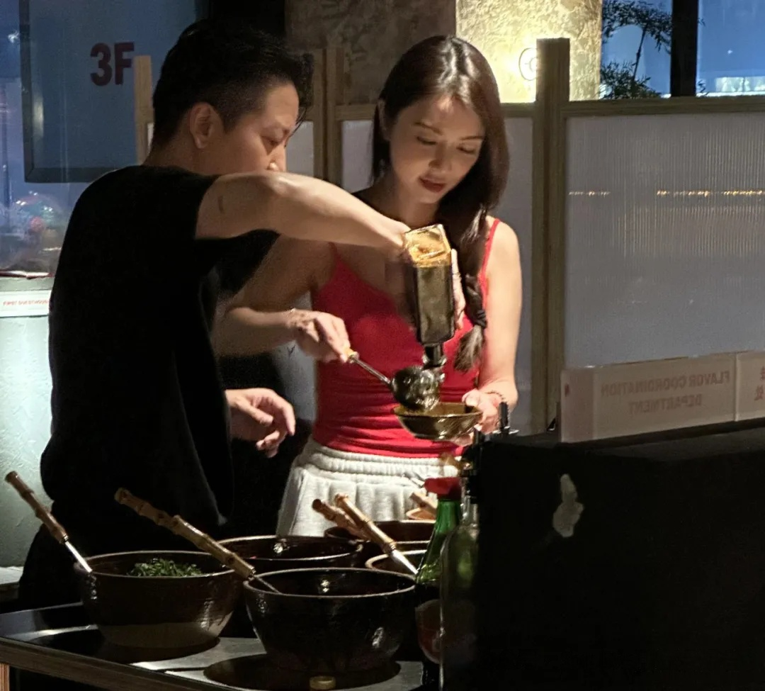 薛凯琪火锅店偶遇,红背心凸显青春活力