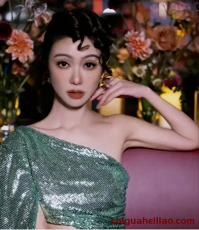 薛凯琪火锅店偶遇,红背心凸显青春活力