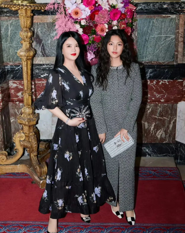 48岁李湘时尚穿搭,减龄效果令人称羡