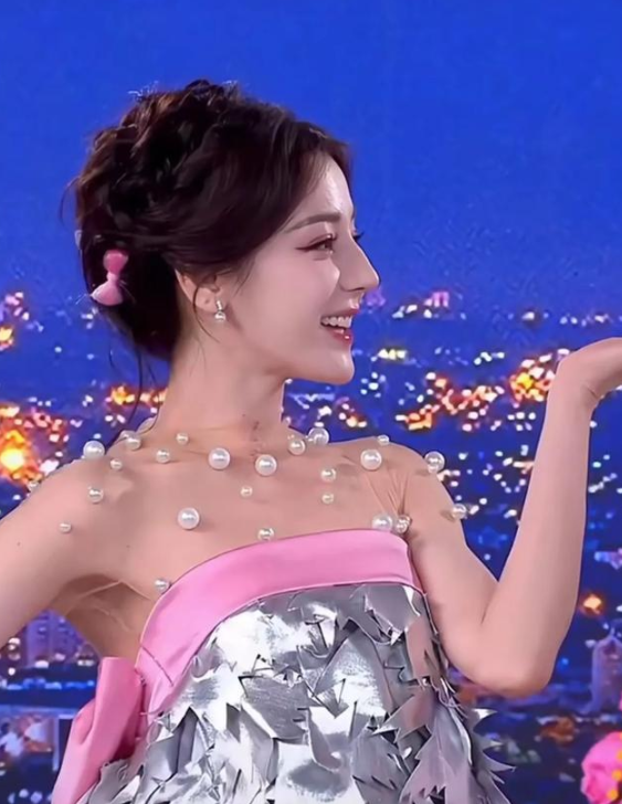 迪丽热巴高定造型受批评，颜值撑起场面