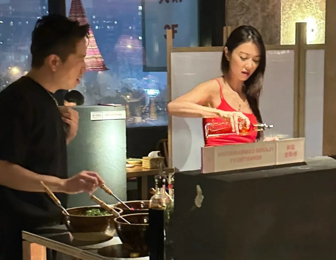 薛凯琪火锅店偶遇,红背心凸显青春活力