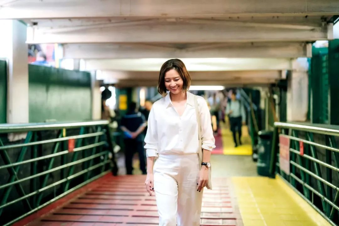 李娜退役后更显优雅,V领衬衫穿出女神范