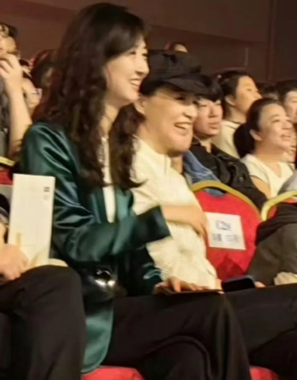 董卿儿子首曝光，与母亲董卿共赏刘谦