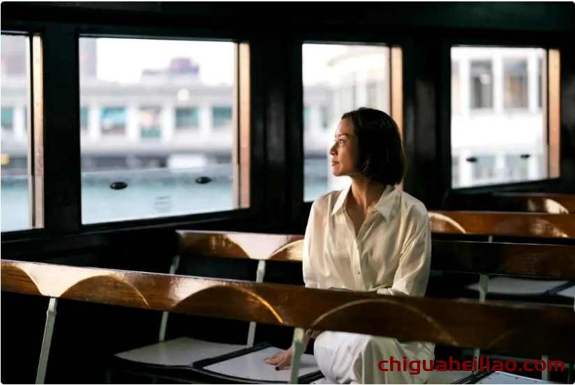 李娜退役后更显优雅,V领衬衫穿出女神范