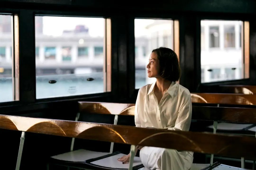 李娜退役后更显优雅,V领衬衫穿出女神范