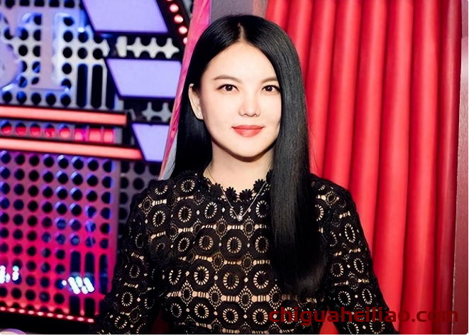 48岁李湘时尚穿搭,减龄效果令人称羡