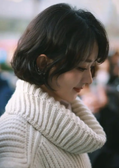 赵丽颖短发时尚：37岁依旧如少女般动人
