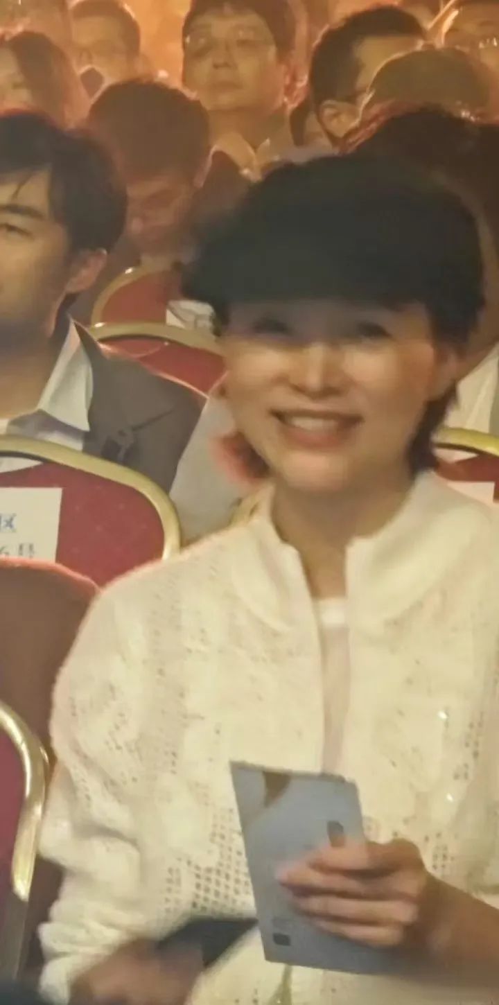 董卿儿子首曝光，与母亲董卿共赏刘谦