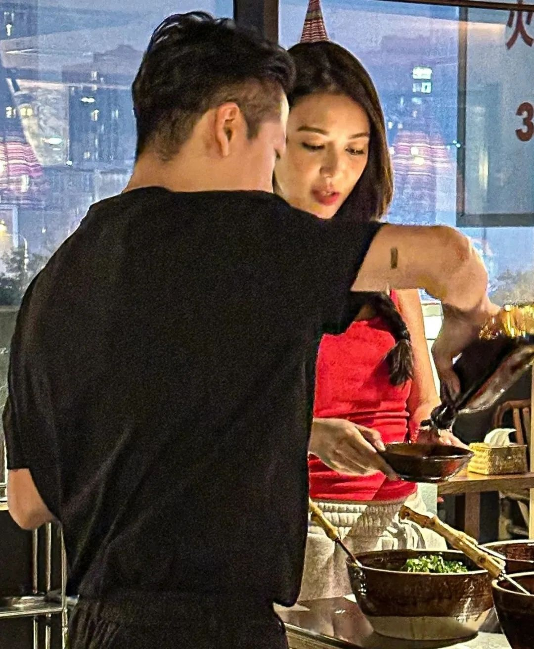 薛凯琪火锅店偶遇,红背心凸显青春活力